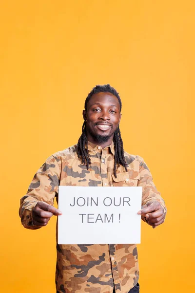 Africano Recrutador Segurando Sinal Oferta Emprego Contratando Candidato Para Oportunidade — Fotografia de Stock