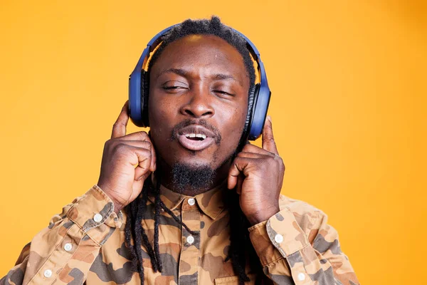 Positiv Snygg Afrikansk Amerikansk Man Lyssnar Radio Låt Bär Headset — Stockfoto