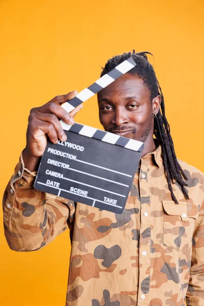 Aantrekkelijke Filmregisseur Die Klembord Vasthoudt Scènes Filmindustrie Snijden Afro Amerikaanse — Stockfoto