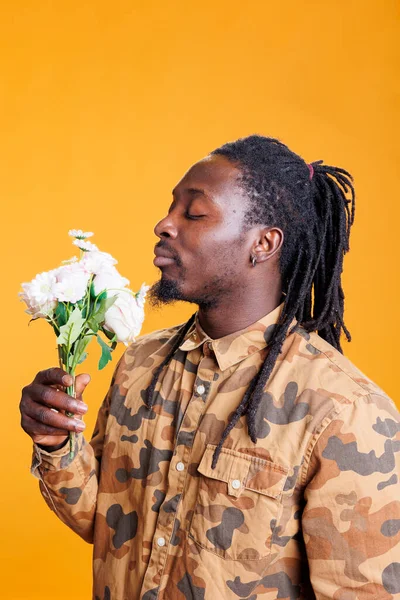 Porträtt Glad Man Njuter Vita Rosor Lukt Poserar Med Blommor — Stockfoto