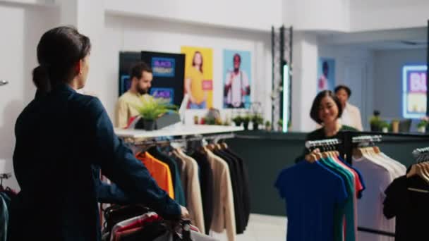 Gelukkige Klant Bij Kassa Winkel Het Kopen Van Nieuwe Kleren — Stockvideo