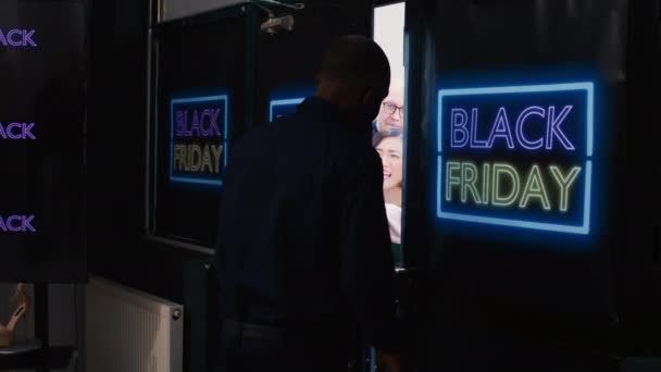 Kunden Drängen Sich Beim Black Friday Einkaufsbummel Gegenseitig Aus Dem — Stockvideo