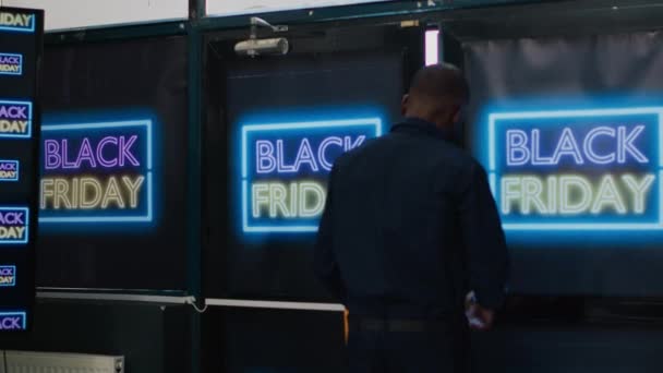 Menschenmassen Verrückt Nach Black Friday Deals Sicherheitsmann Eines Einkaufszentrums Der — Stockvideo
