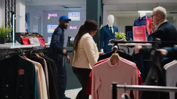 忙碌的人们穿着衣服在零售店的货架上跑来跑去 顾客在黑色星期五的购物中心大甩卖中寻找便宜货 人群控制 — 图库视频影像