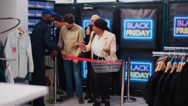 Šílení Lidé Bojují Maloobchodě Chytit Černý Pátek Sezónní Prodej Agresivní — Stock video