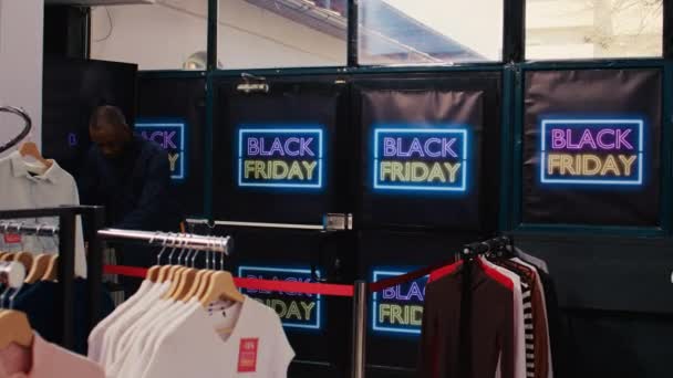 Clientes Obsesionados Enloqueciendo Línea Para Hacer Compras Viernes Negro Disfrutando — Vídeos de Stock