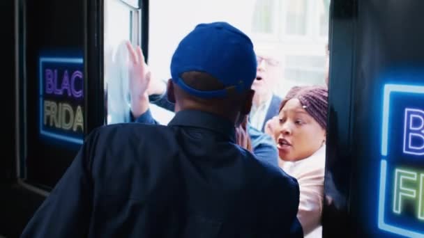 Kara Cuma Etkinliği Sırasında Mağazadaki Kızgın Müşteriler Kapıyı Itip Açıyorlar — Stok video