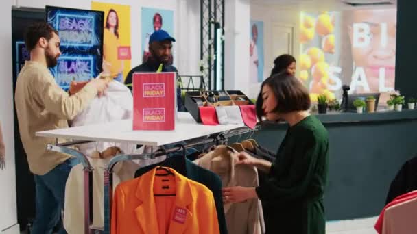 Cliente Feminino Olhando Para Camisa Com Etiqueta Preço Vermelho Durante — Vídeo de Stock