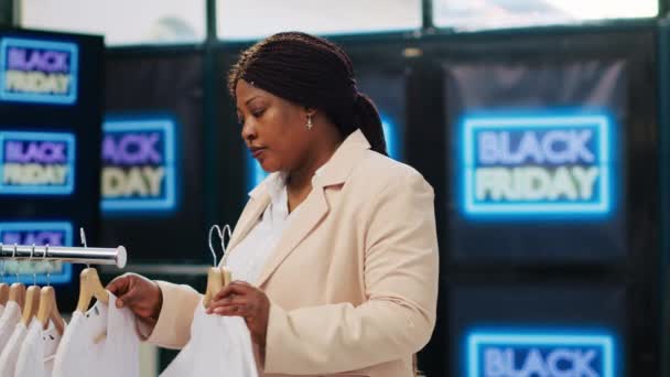 Wanita Pembeli Membeli Pakaian Gantungan Melihat Barang Yang Diskon Untuk — Stok Video