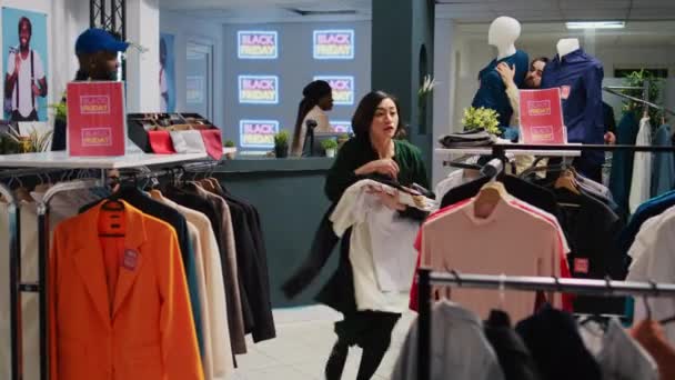 Shoppers Zoek Naar Beste Deals Het Kopen Van Merchandise Zwarte — Stockvideo