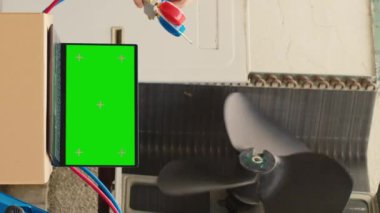 Klima hasarını tespit etmek için ev sahibi tarafından kiralanan dikey video sertifikalı teknisyen, profesyonel manifold ölçümleri ile ölçülen freon seviyesi değerlerini kontrol ederek, kroma tuşunda gösterilen