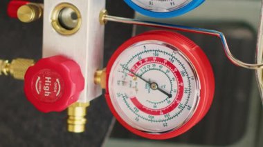 Dikey video yoğunlaştırıcı freon basıncını kontrol etmek için kullanılan basınç ölçüm cihazının yakın çekim görüntüsü. Açık hava klimasında yüksek ya da düşük soğutucu seviyeleri gösteren manifold göstergeleri kümesi