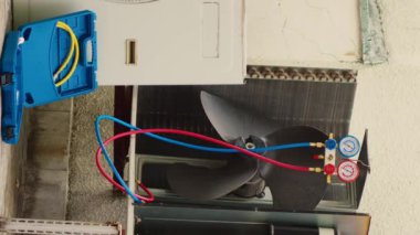 Dikey görüntü yakınlaştır. Bozuk dış havalandırma ünitesinin yakın çekim görüntüsü. Korunma kapağı kaldırılmalı.