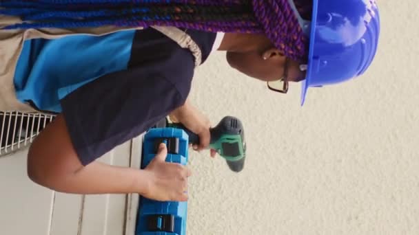 垂直ビデオアフリカ系アメリカ人の専門家は ルーチンのHvacシステムチェックの準備 ロックされた空気フィルターをきれいにするために必要なプロの機器を備えた効率的な技術者のアンパッキングツールキット — ストック動画