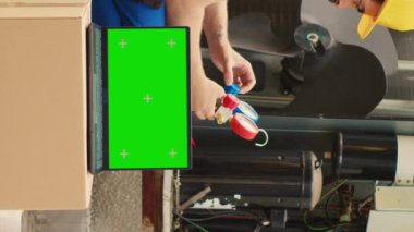 Müşteri tarafından kullanılan dikey video deneyimli mekanik Ölçüm aygıtı kullanarak hatalı açık hava hvac sisteminin nedenini bulmak için, zaman içinde kroma anahtar dizüstü bilgisayarda azot basıncı kaybı gösterilir