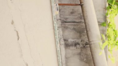 Açık hava hvac sisteminde dikey video bilgisi, profesyonel başlangıç rutin bakımı, alet çantası hazırlama. Deneyimli tamirci bozuk klimayı kontrol etmek için aletleri hazırlıyor.