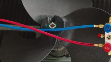 Düzeltilmesi gereken yoğunlaştırıcı soğutucuyu kontrol etmek için kullanılan manifold göstergelerinin dikey görüntüsünü kapat. Hvac sistem iç parçalarını ölçen basınç ölçüm cihazı kümesi