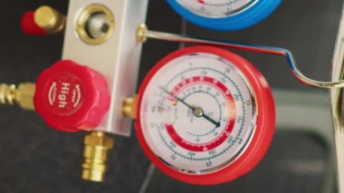Dikey video profesyonel ac göstergeleri vakum pompası yakın çekim kontrol için kullanılan HVAC sistem freon. Dış klimada yüksek ya da düşük soğutucu seviyeleri gösteren manometre kümesi