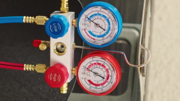 Vertikální Video Detailní Záběr Měřičů Využívaných Pro Kontrolu Freonu Klimatizátoru — Stock video