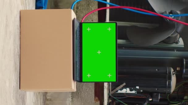 垂直视频绿色屏幕笔记本电脑在室外空调前出现故障 在需要专业维护的破碎的外部暖通空调系统旁边 模拟彩色关键设备的显示 — 图库视频影像