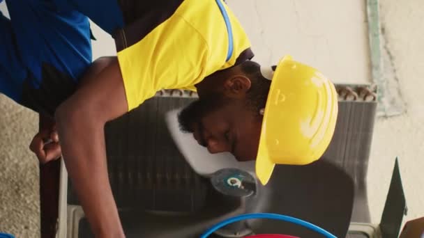 Vídeo Vertical Trabalhadores Experientes Encarregados Limpeza Anual Condensador Usando Escova — Vídeo de Stock