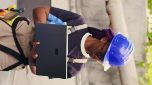 Vertical Video Experienced Engineer Working External Hvac System Holding Laptop — Stock Video
