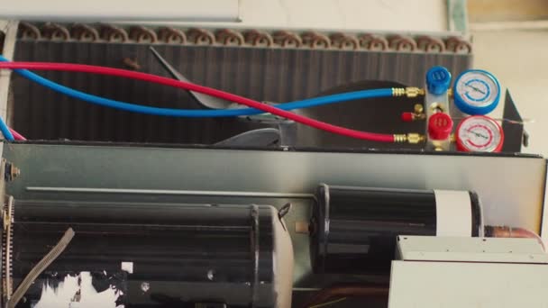 Vertikální Video Zavřít Přiblížení Záběru Rozvaděčů Uvnitř Otevřeného Vadného Klimatizátoru — Stock video