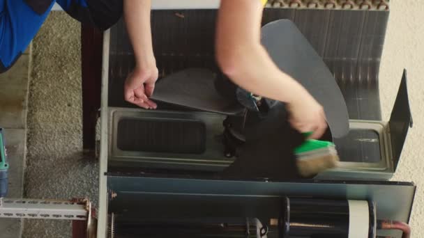 Verticale Video Vakkundig Hvac Ingenieur Verwijdert Stoflaag Uit Ventilatorventilator Schade — Stockvideo