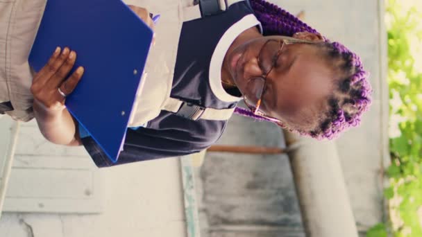 Вертикальне Відео Хеппі Афроамериканець Спеціаліст Проводить Перевірку Рівня Фріона Необхідних — стокове відео