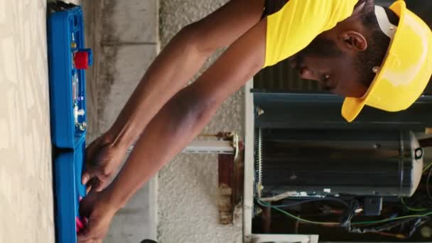 Vídeo Vertical Skilled Wireman Fazendo Manutenção Condicionado Rotina Montando Dispositivo — Vídeo de Stock
