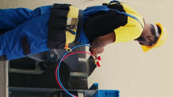 在排放冷凝器分析过程中 熟练的工人校准了一套气压计指示器 Hvac系统冷却系统中寻找潜在高压的合格电工 — 图库视频影像