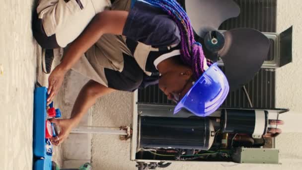 垂直视频已知的领导工程师准备每年的冷凝器维护 维修内部空调所需的配备专业装置的高效技术人员拆装工具箱 — 图库视频影像