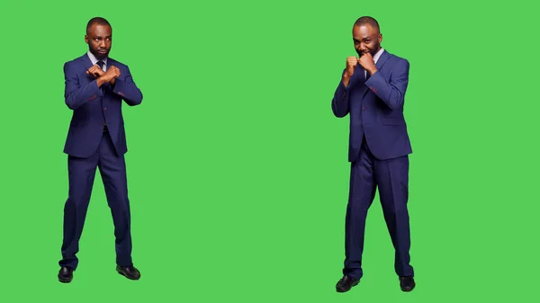 アフリカ系アメリカ人のマネージャーは 緑の画面を背景に積極的な空気をパンチし ボックスに準備します 怒っている企業起業家の戦いとスタジオで暴力的であること — ストック写真