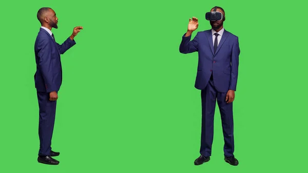 スタジオでVrガラスを使用するアフリカ系アメリカ人ビジネスマンは インタラクティブな3Dシミュレーションとホログラムで仮想現実ヘッドセットと協力しています 男性スタートアップ労働者で現代ゴーグルを背景に — ストック写真