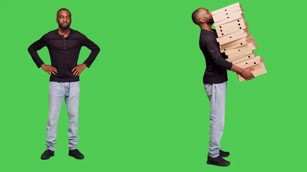 Modelo Masculino Entrega Gran Pila Cajas Pizza Estudio Llevando Una — Foto de Stock