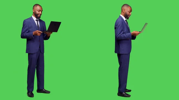 Pcでビデオ通話会議に出席するアフリカ系アメリカ人男性 リモートテレカンファレンスチャットで話すためにラップトップを使用して 若い経営者がテレビ会議で人々と話をするのにふさわしい — ストック写真
