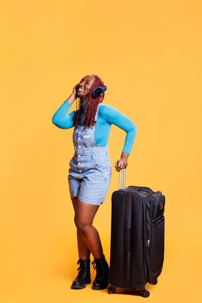 Stüdyoda Müzik Dinleyen Gülümseyen Bir Kız Tramvay Çantasıyla Yurt Dışına — Stok fotoğraf