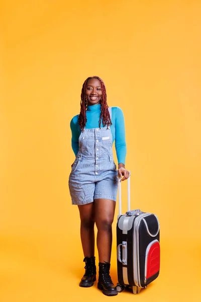 Joven Mujer Moderna Que Viaja Extranjero Preparándose Para Salir Avión — Foto de Stock