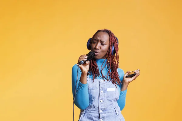 Kendine Güvenen Kız Karaokeyle Eğleniyor Vokalist Yeteneğini Göstermek Için Kameraya — Stok fotoğraf