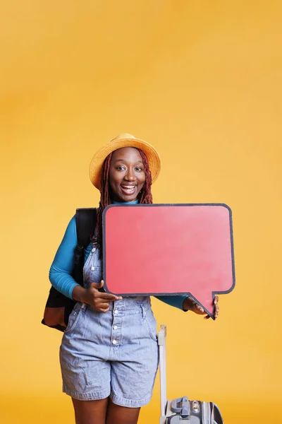 Африканская Американская Девушка Речевым Пузырём Создает Современную Рекламу Перед Полётом — стоковое фото