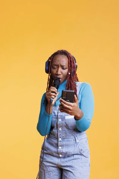Žena Vytvářející Zvukové Vystoupení Živě Mikrofonem Studiu Zpívající Písně Hudební — Stock fotografie
