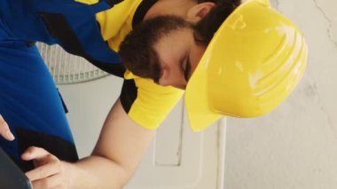 Yeni havalandırma vantilatörünü bulmak için tablet kullanan dikey video mühendisi, müşteri kontrolleri sırasında açık hava klimasının havalandırma bölümünün arızalı olduğunu buldu.