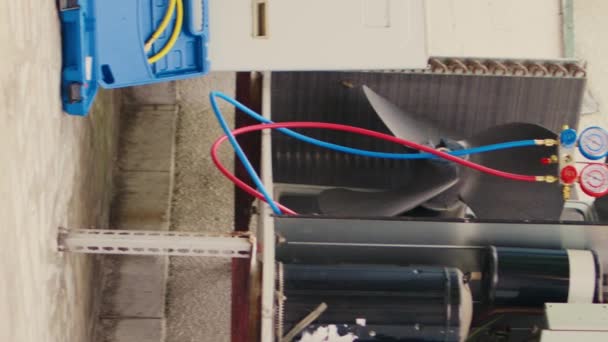 Kırık Hava Soğutma Ünitesinin Arızalı Elektrik Parçaları Kablolarla Düzeltilmesi Gereken — Stok video