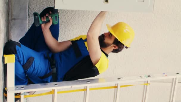 垂直视频专业工作人员开始工作的空调故障 使用电钻拆卸冷凝器侧线圈面板 能拆开Hvac系统检查的电工 — 图库视频影像