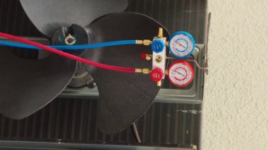 Dikey video, havalandırma sistemi soğutucu basıncını kontrol etmek için kullanılan hatalı manometrelerin görüntüsünü yakınlaştır, onarılması gerekiyor. Yüksek ya da düşük freon seviyeli barometre kümesi havayı ölçer.