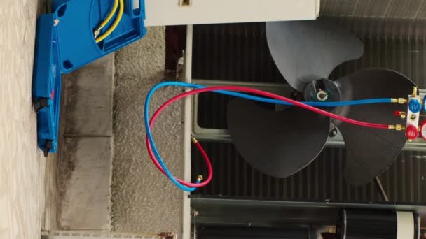 Dikey Görüntü Hatalı Yoğunlaştırıcı Koruma Kapağı Arızalı Elektrik Parçalarıyla Onarılması — Stok video