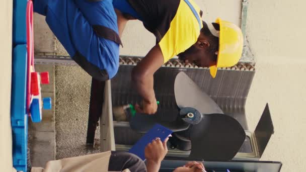 Vídeo Vertical Trabajadores Afroamericanos Barriendo Escombros Sueltos Acumulados Alrededor Base — Vídeos de Stock