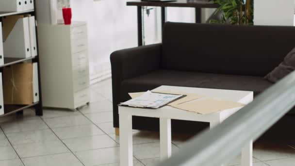 Petite Entreprise Plan Étage Ouvert Avec Canapé Table Espace Coworking — Video