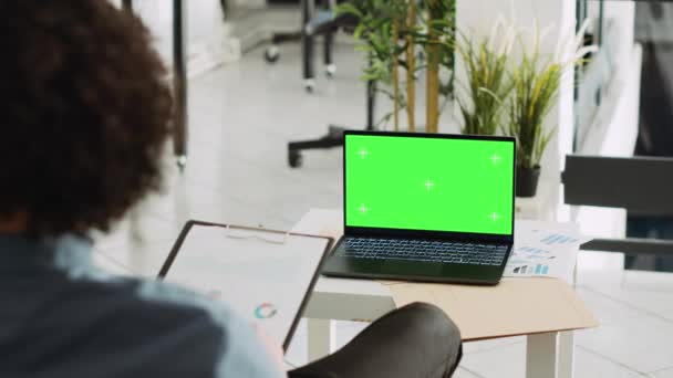 Empresário Olha Para Exibição Greenscreen Laptop Examinando Analytics Usando Modelo — Vídeo de Stock