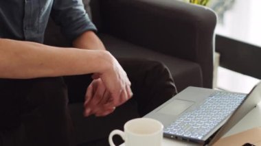 Personel, CEO ve yönetim kuruluyla yapılan brifing toplantısına katılarak yeni bir küçük işletme geliştirme planı sunuyor. Ofis danışmanı bilgisayarda video çağrısı kullanıyor, ortak çalışma alanı.